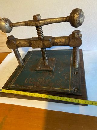 Antico torchio stampa/rilegatura