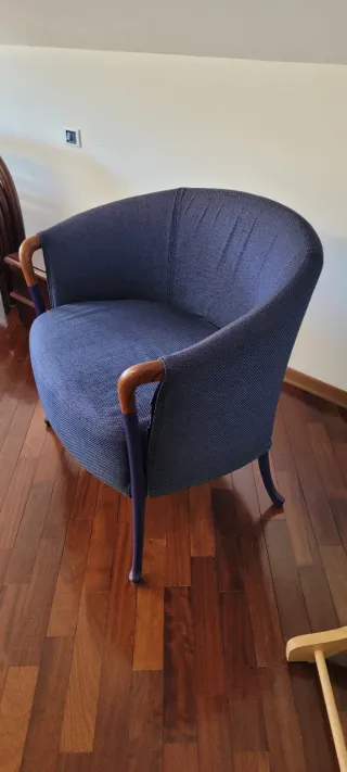 Poltrona Giorgetti tessuto blu e legno