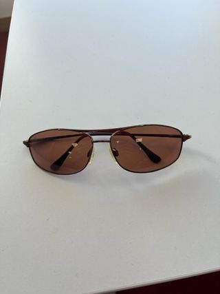 Gafas de sol marrones y doradas