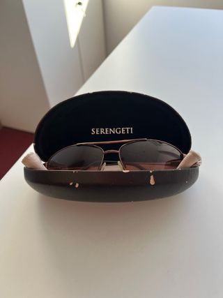 Gafas de sol marrones y doradas