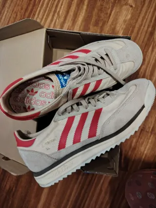 Adidas Beige y Rojo Talla 43 1/3