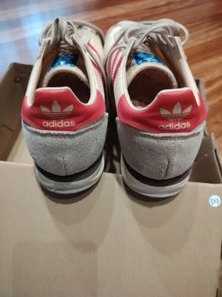 Adidas Beige y Rojo Talla 43 1/3
