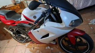 Yamaha TZR Deportiva Roja y Blanca
