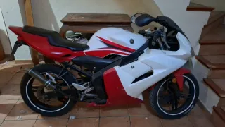 Yamaha TZR Deportiva Roja y Blanca