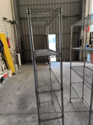 Estanterías de acero cromado