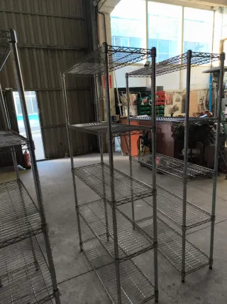 Estanterías de acero cromado