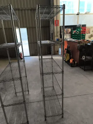 Estanterías de acero cromado