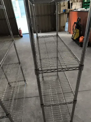 Estanterías de acero cromado