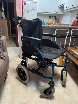 Silla de ruedas con motor desmontable está nueva
