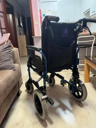 Silla de ruedas con motor desmontable está nueva
