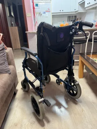 Silla de ruedas con motor desmontable está nueva