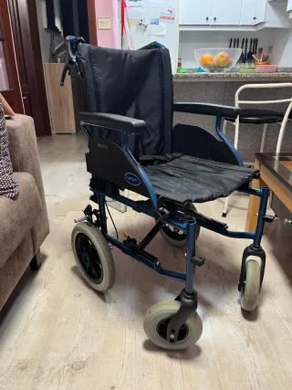 Silla de ruedas con motor desmontable está nueva