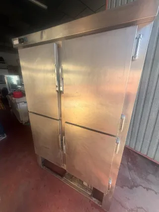 Armario de refrigeración de 4 puertas
