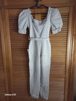 Mono beige con cinturón