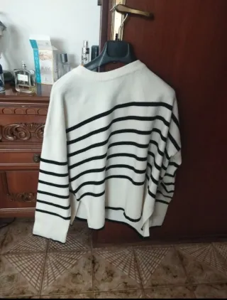 Maglione a righe bianche e nere