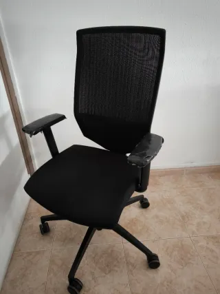 Silla de oficina ergonómica negra