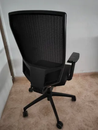 Silla de oficina ergonómica negra