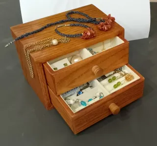 Pequeño joyero de madera con abalorios