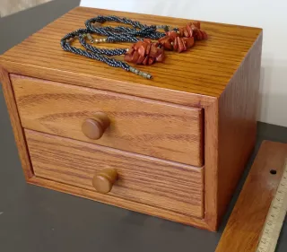 Pequeño joyero de madera con abalorios