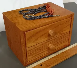 Pequeño joyero de madera con abalorios