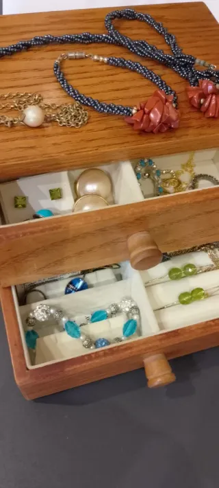 Pequeño joyero de madera con abalorios