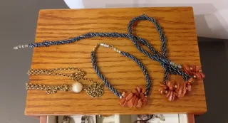 Pequeño joyero de madera con abalorios