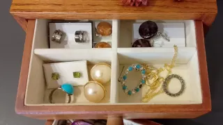 Pequeño joyero de madera con abalorios