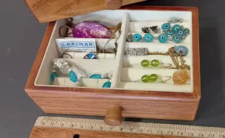 Pequeño joyero de madera con abalorios