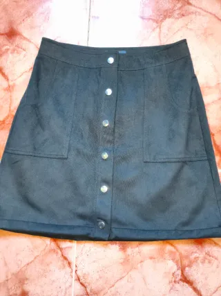 Falda negra con botones
