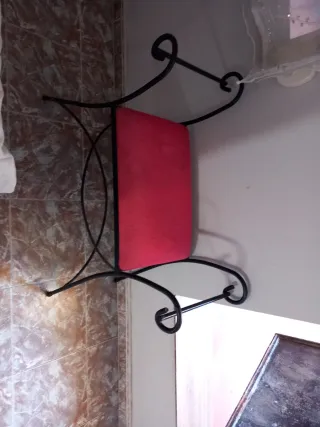 Taburete metálico con asiento rojo