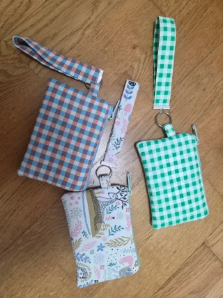 Monederos tarjeteros con asa.