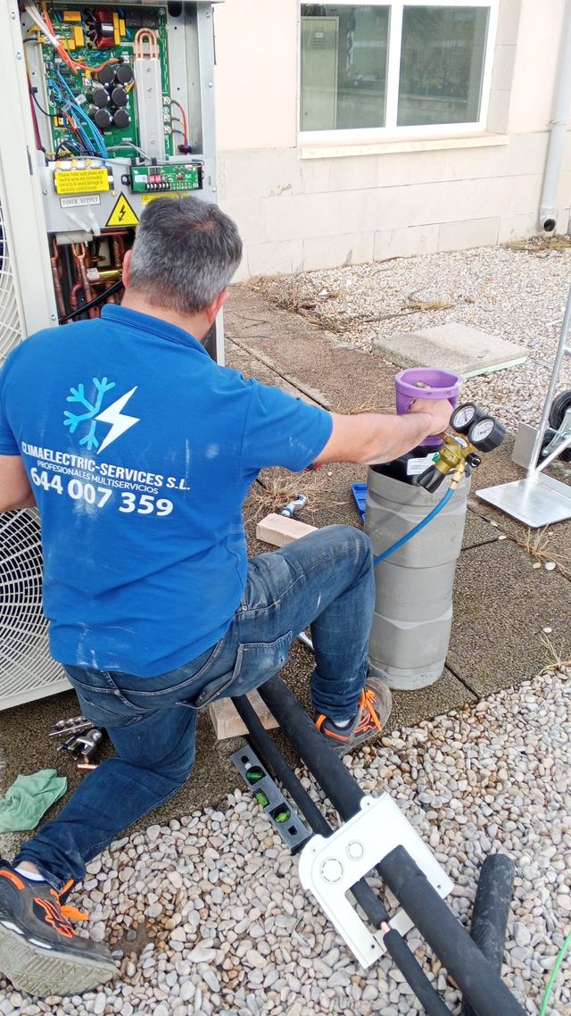 Recarga aire acondicionado en Corbera