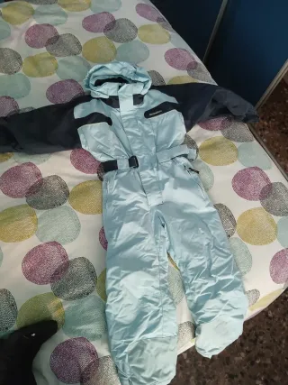 Botas de nieve para niño talla 33 y mono de nieve
