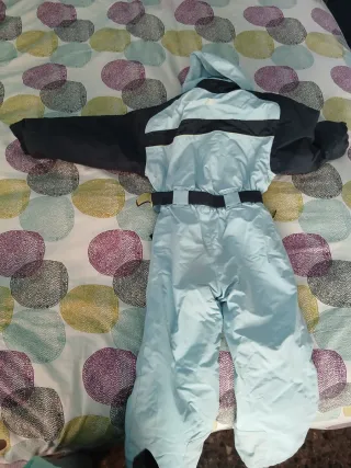 Botas de nieve para niño talla 33 y mono de nieve