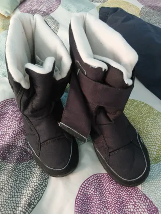 Botas de nieve para niño talla 33 y mono de nieve