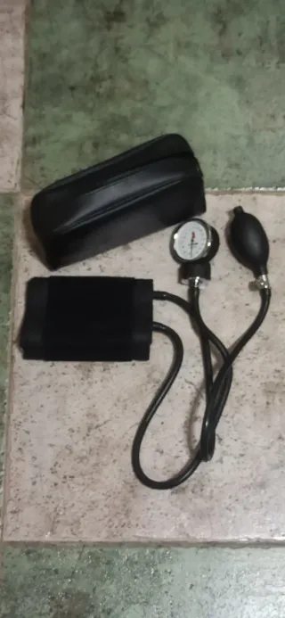 Esfigmomanómetro manual con estuche