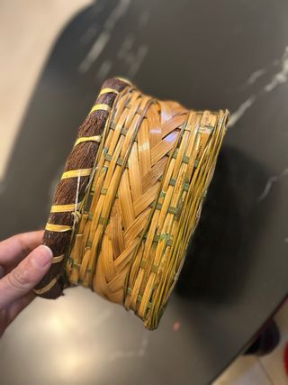 Cestino decorato con fiori e frutti