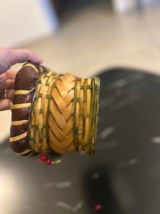 Cestino decorato con fiori e frutti