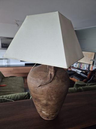 Lámpara de mesa de madera