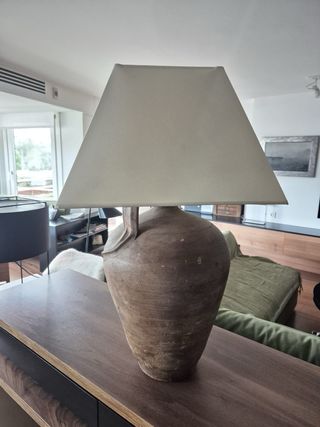 Lámpara de mesa de madera