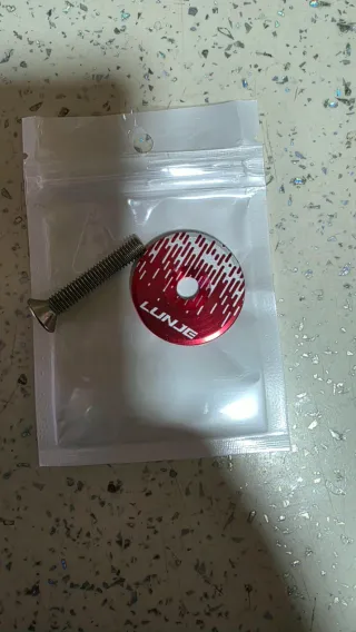 Tapa de potencia y tornillo LUNJE