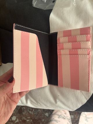 Cartera Pasaporte Victoria's Secret Rayas Rosas