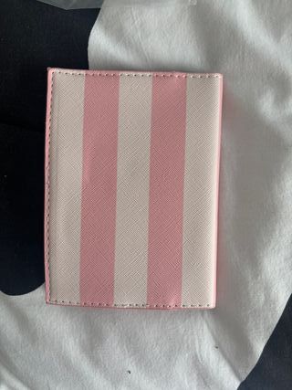 Cartera Pasaporte Victoria's Secret Rayas Rosas