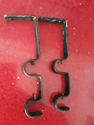 Barra de cortina decorativa de metal.