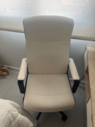 Silla de oficina ergonómica blanca