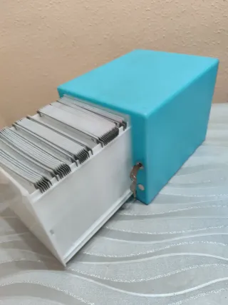 Caja guarda CDs azul con llave