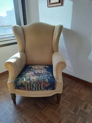 Butaca y puff de tela y madera.