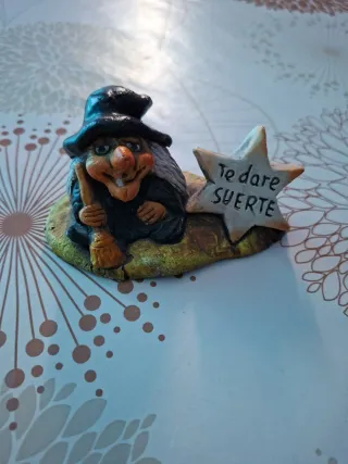 Figura Bruja con Escudo Te dare SUERTE