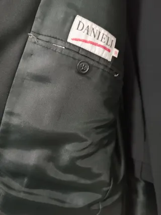 Traje de caballero negro con pajarita.