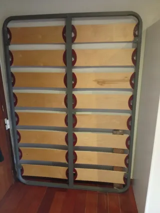 Somier de lamas de madera con patas